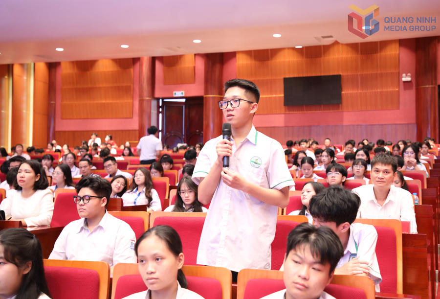 Đại diện học sinh, sinh viên đặt câu hỏi tại chương trình gặp mặt sáng 14/8.(Ảnh: QMG).