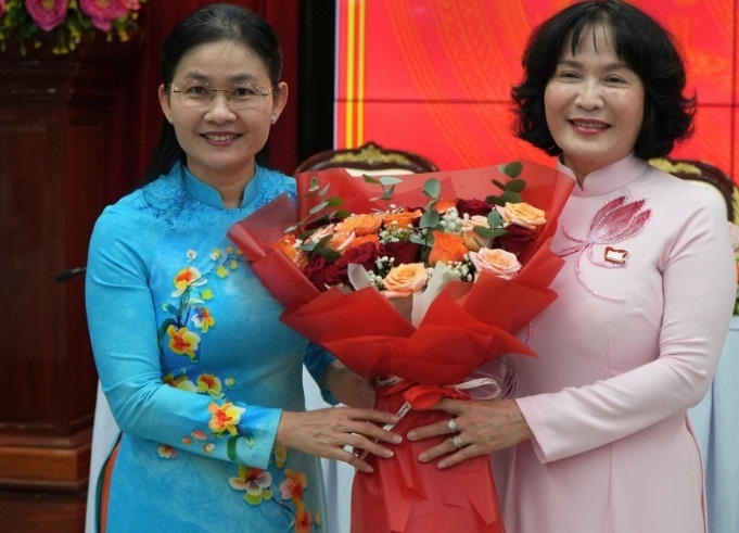 Bà Nguyễn Thị Cát Tiên (phải) giữ chức Phó Chủ tịch UBND TP Đồng Nai.