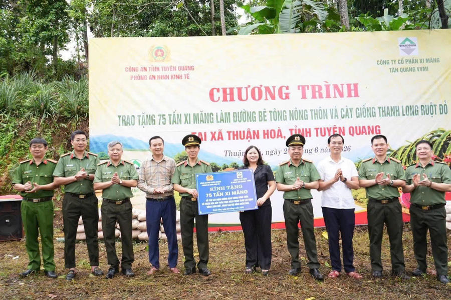 Phòng An ninh kinh tế Công an tỉnh Tuyên Quang trao tặng 75 tấn xi măng hỗ trợ xã Thuận Hòa làm đường bê tông nông thôn.