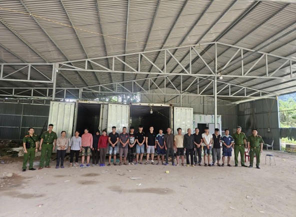 Các đối tượng trong vụ án buôn lậu và vận chuyển trái phép hàng hóa qua biên giới. (Ảnh: Công an Quảng Ninh). Các đối tượng trong vụ án buôn lậu và vận chuyển trái phép hàng hóa qua biên giới. (Ảnh: Công an Quảng Ninh).