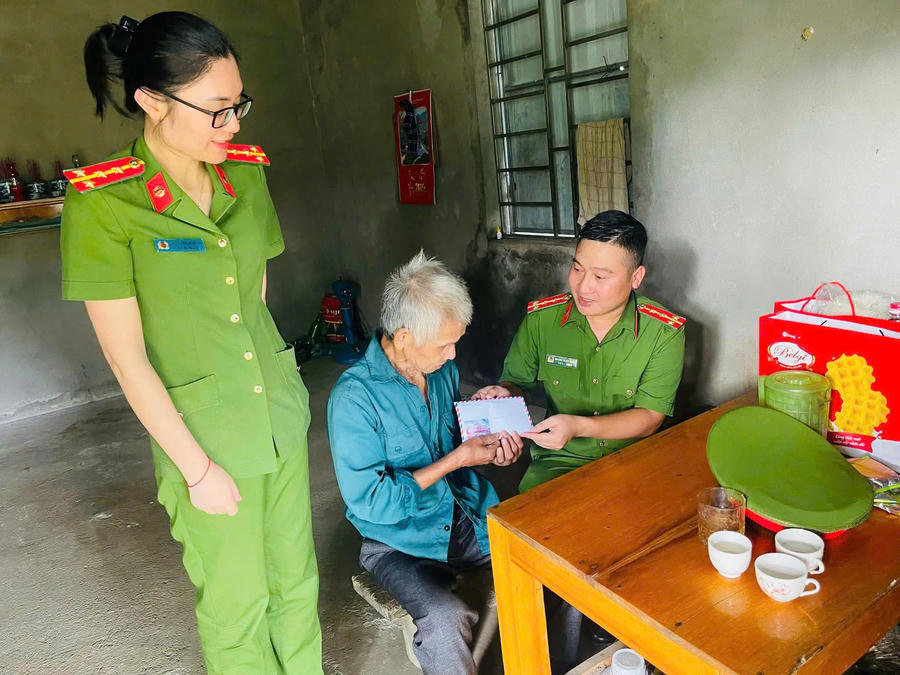 Cán bộ, chiến sĩ Công an xã Bạch Ngọc thăm hỏi, trao quà, động viên người cao tuổi, có hoàn cảnh khó khăn trên địa bàn.