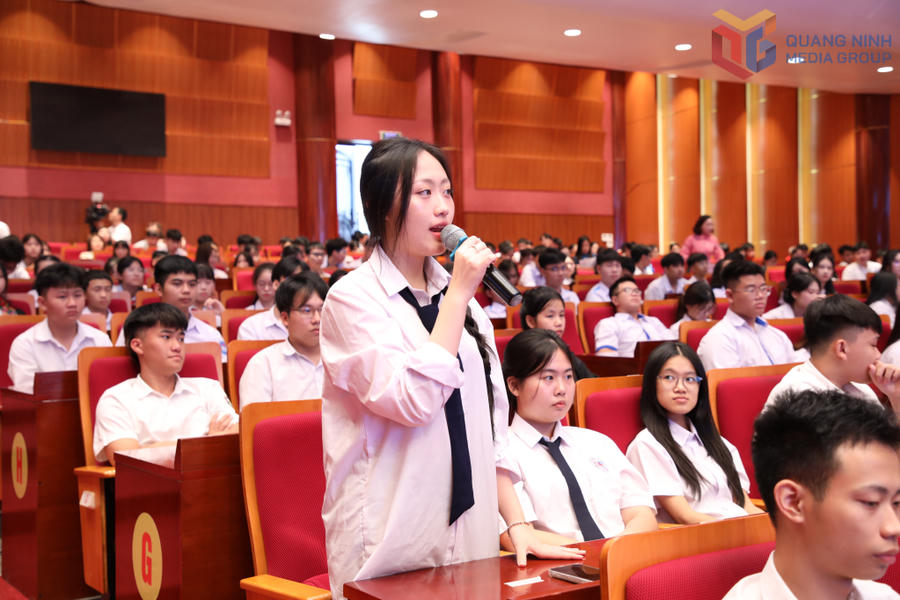 Đại diện học sinh, sinh viên đặt câu hỏi tại chương trình gặp mặt sáng 14/8.(Ảnh: QMG).