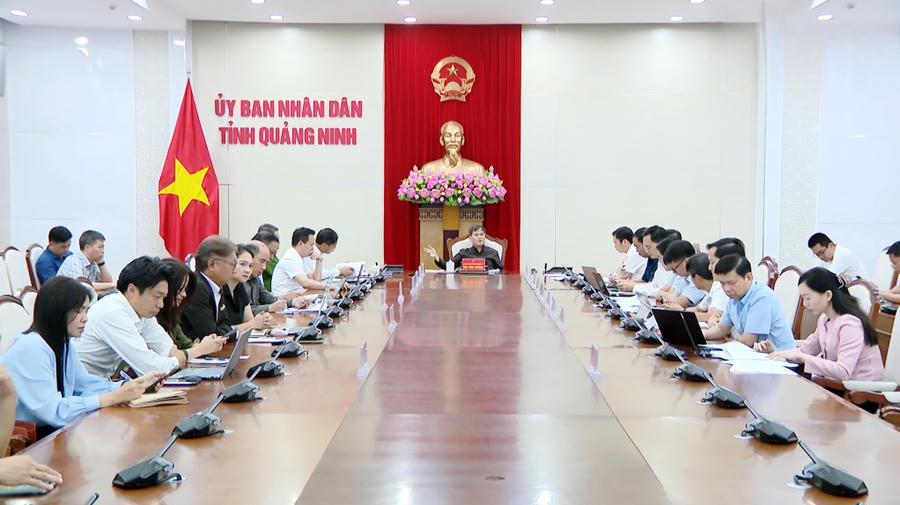 Ông Bùi Văn Khắng, Chủ tịch UBND tỉnh, kết luận cuộc họp sáng ngày 14/8. (Ảnh: QMG).