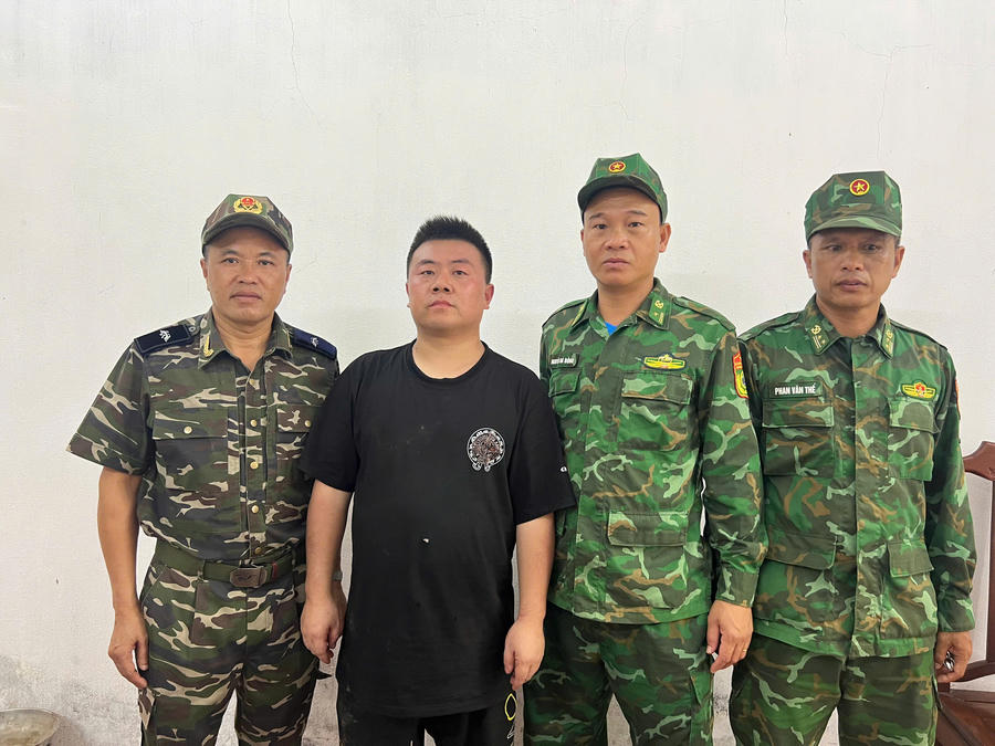 Đối tượng XU FEI (đứng thứ 2 từa trái sang) tại Đội Kiểm soát liên hợp số 2.