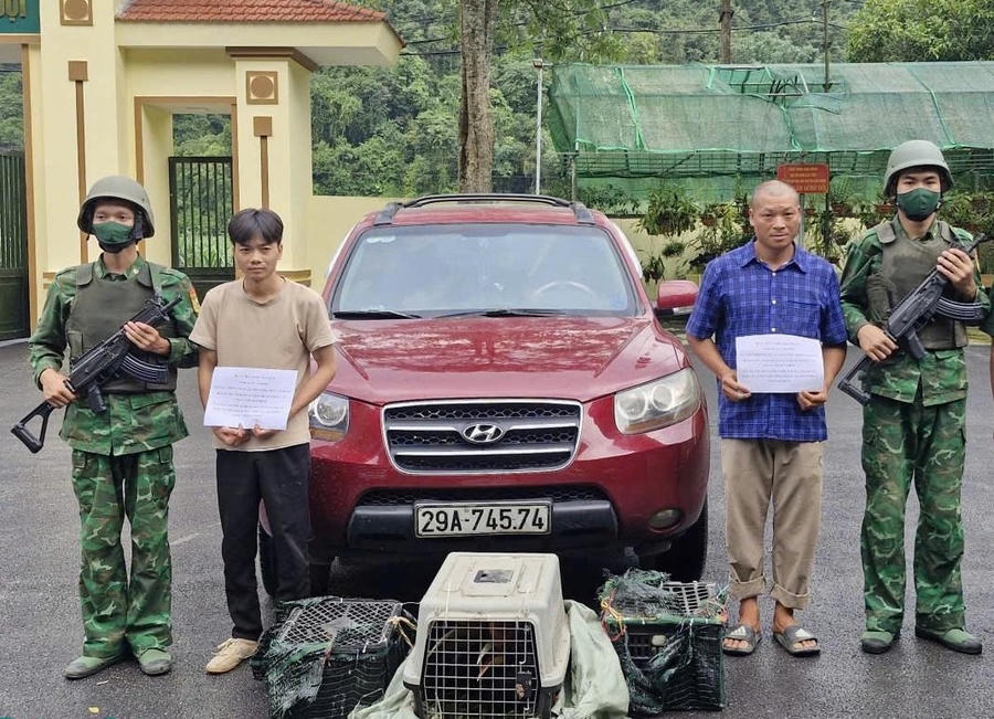 Hai đối tượng Triệu Sầm Trường và Trần Văn Thân cùng tang vật bị bắt giữ tại Đồn Biên phòng Đức Long. (Ảnh: Huy Dương).