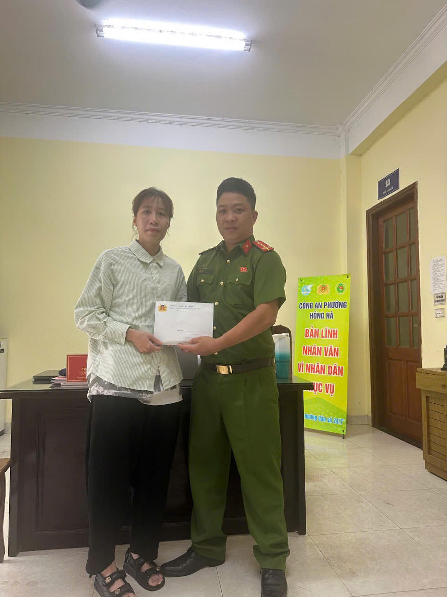 Chị Hoàng Thị Liên gửi thư cảm ơn tới Đại úy Hoàng Xuân Thành, cán bộ Tổ Cảnh sát khu vực, Công an phường Hồng Hà.
