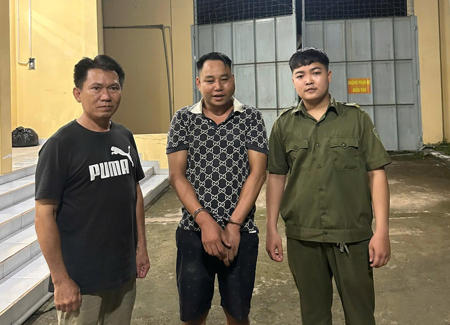 Đối tượng Lê Xuân Hòa (giữa). (Ảnh: CA ĐN)