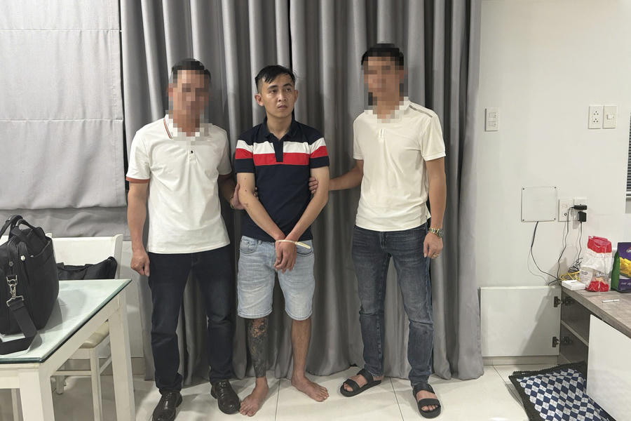 Bắt giữ đối tượng truy nã Phan Văn Phóng - Ảnh Công an Quảng Trị.