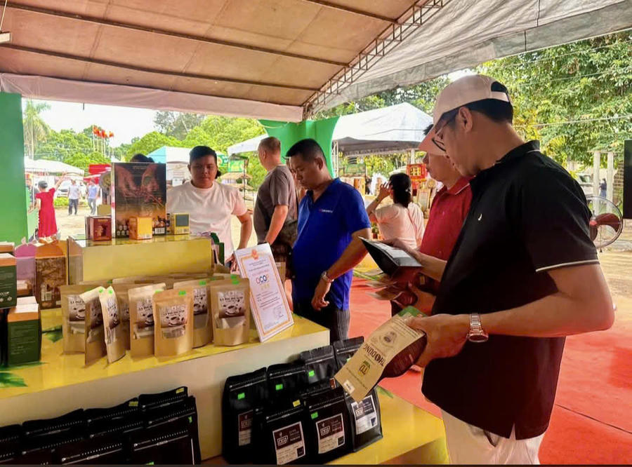 Người dân và du khách tham quan Khu trưng bày sản phẩm OCOP. Ảnh: Báo Đắk Lắk