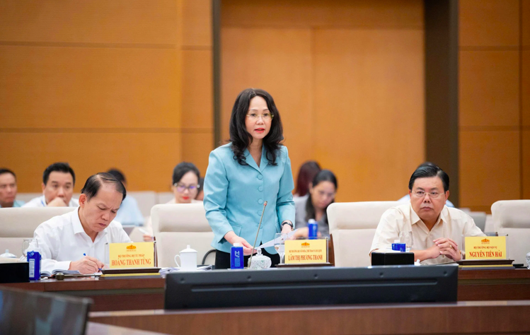 Bộ trưởng Bộ Văn hoá, Thể thao và Du lịch Lâm Thị Phương Thanh trình bày báo cáo tiếp thu, giải trình và chỉnh lý dự thảo Luật sửa đổi, bổ sung một số điều của Luật Xuất bản. Ảnh: Quốc hội
