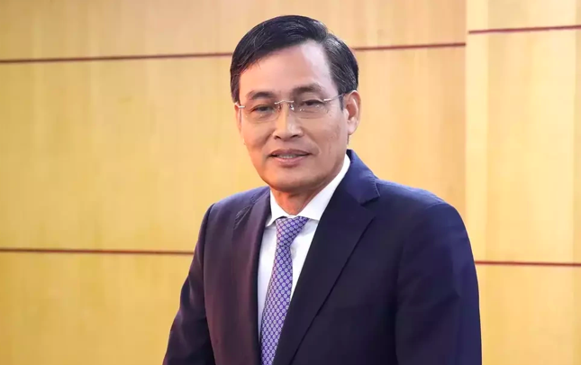 Ông Trần Qúy Kiên khi nhận quyết định nghỉ hưu, tháng 12/2025. Ảnh: Bộ Nông nghiệp và Môi trường
Ông Trần Qúy Kiên khi nhận quyết định nghỉ hưu, tháng 12/2025. Ảnh: Bộ Nông nghiệp và Môi trường