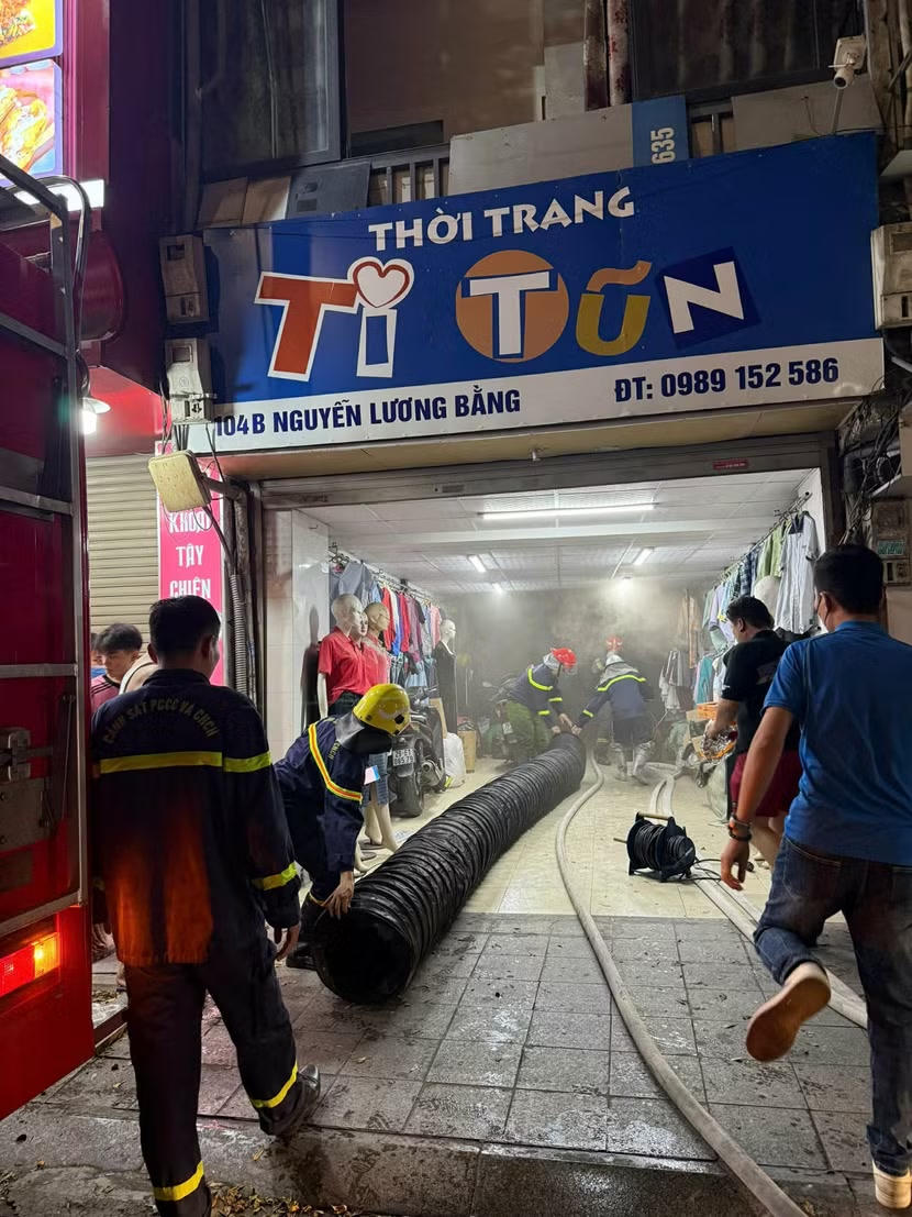Lực lượng Cảnh sát PCCC&CNCH triển khai lực lượng, phương tiện để thoát khói và tổ chức công tác chữa cháy