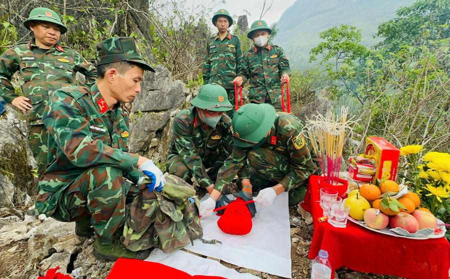 Cán bộ, chiến sĩ Bộ Chỉ huy Quân sự tỉnh Tuyên Quang thực hiện nghi thức trước khi đưa hài cốt về nhà tưởng niệm bảo quản.