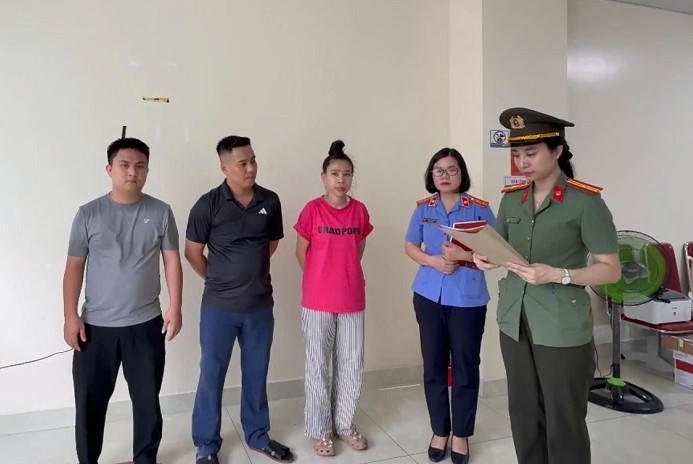 Tống đạt Quyết định khởi tố vụ án, khởi tố bị can đối với Vi Văn Đông, Vũ Thị Hà và Phạm Bá Tài về tội “Lừa đảo chiếm đoạt tài sản” - Ảnh Công an Nghệ An.