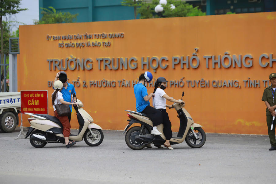 Thí sinh chuyên Tuyên Quang đến điểm thi sáng 15/8.
