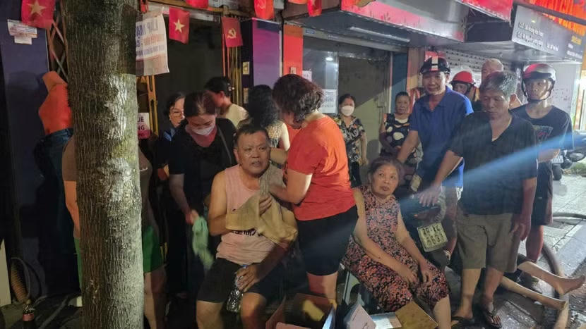 Lực luợng Cảnh sát PCCC và CNCH tiếp cận và đưa nạn nhân ra khỏi đám cháy an toàn