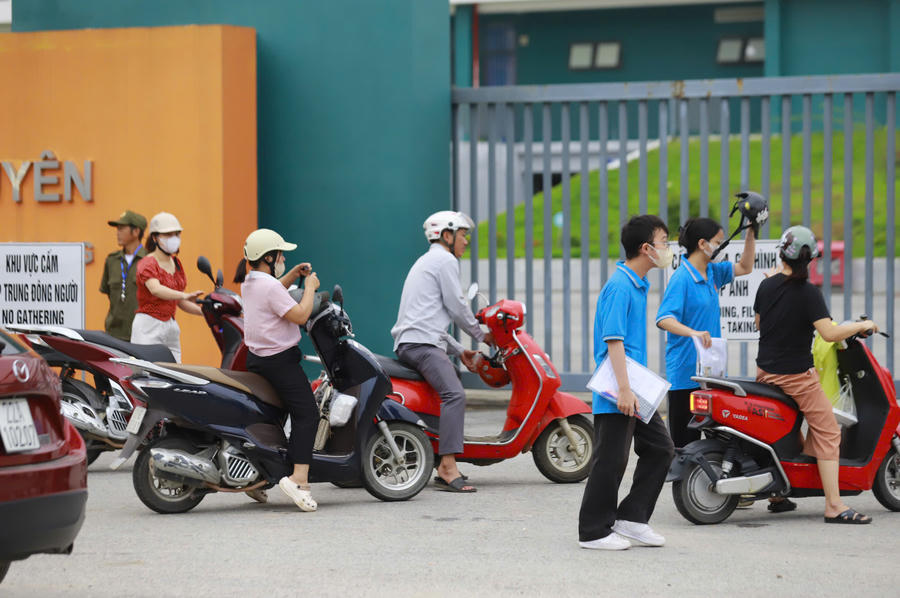 Thí sinh chuyên Tuyên Quang đến điểm thi sáng 15/8.