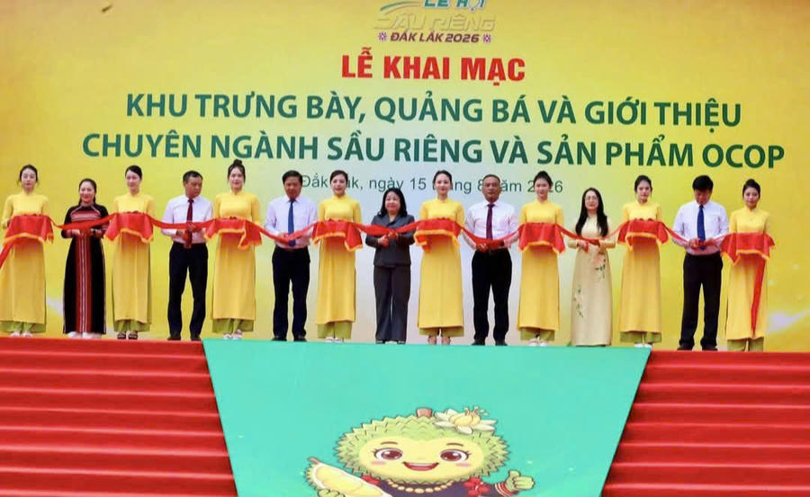 Lãnh đạo tỉnh Đắk Lắk cắt băng khánh thành Khu trưng bày, quảng bá và giới thiệu chuyên ngành sầu riêng và sản phẩm OCOP. Lãnh đạo tỉnh Đắk Lắk cắt băng khánh thành Khu trưng bày, quảng bá và giới thiệu chuyên ngành sầu riêng và sản phẩm OCOP.
