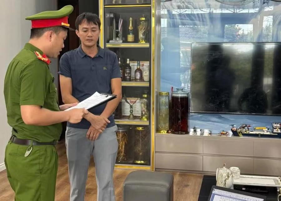 Tống đạt quyết định khởi tố bị can đối với Đậu Xuân Đức - Ảnh Công an Hà Tỉnh.