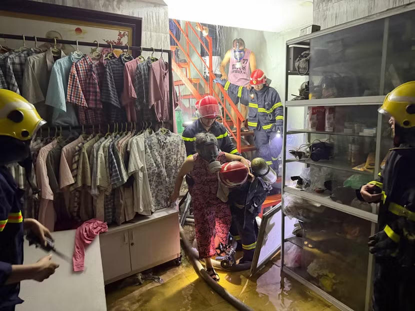 Lực lượng chức năng kịp thời cứu nạn nhân đưa ra nơi an toàn