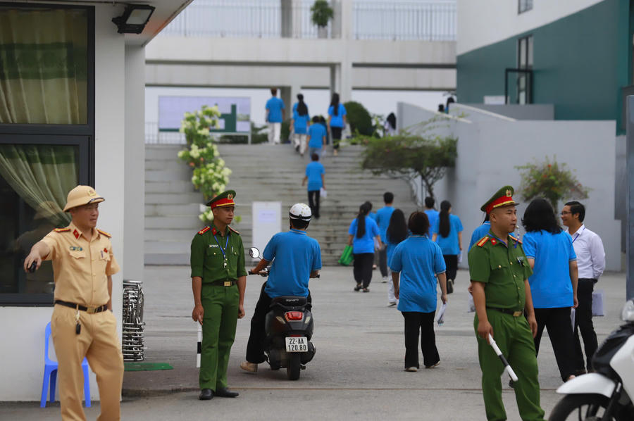 Thí sinh chuyên Tuyên Quang đến điểm thi sáng 15/8.