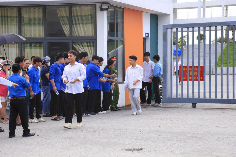 Kết thúc ngày thi 14/8, thí sinh đánh giá: đề thi vừa sức, tương đương với đề thi tốt nghiệp lần trước.