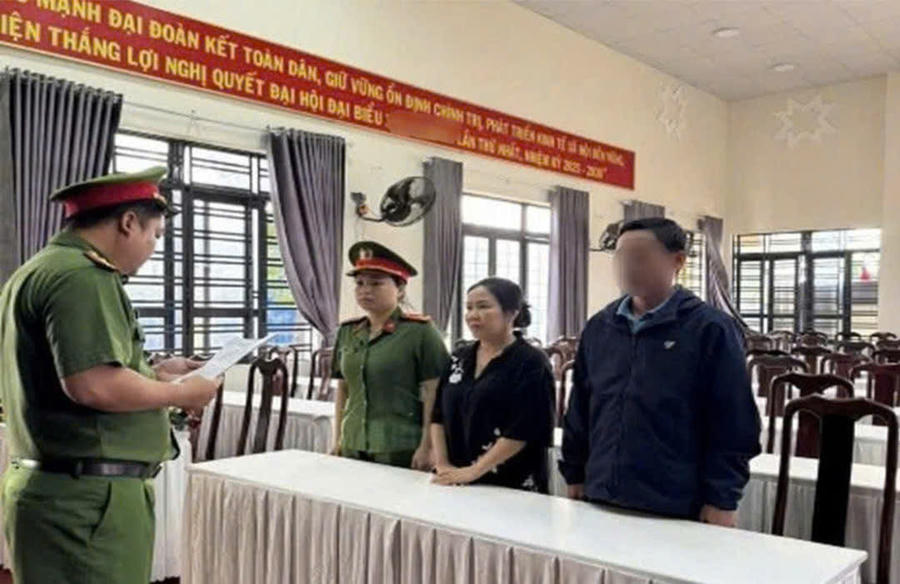 Cơ quan công an tống đạt quyết định khởi tố, bắt tạm giam Lê Ngọc Ánh. Ảnh: Công an tỉnh Đắk Lắk.
