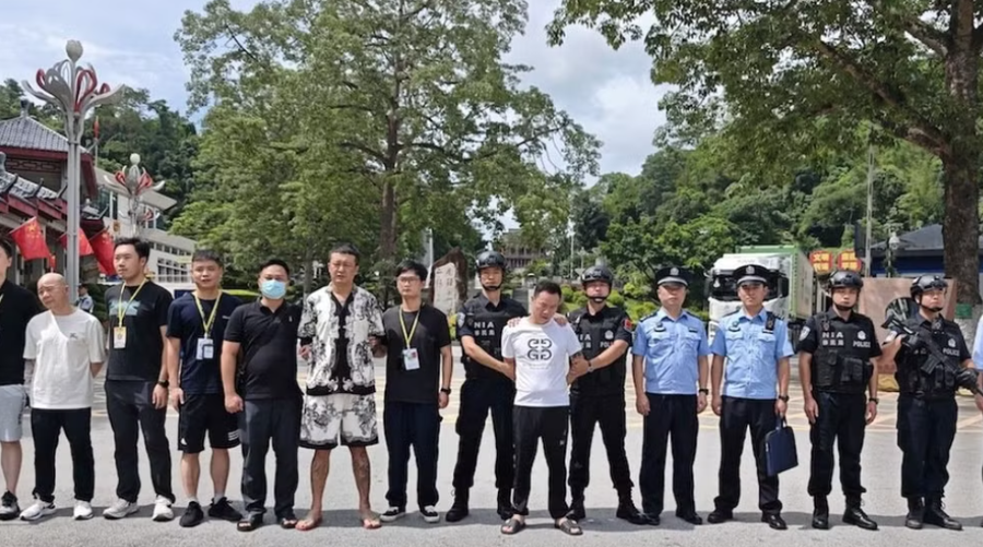 Các lực lượng chức năng Việt Nam bàn giao các đối tượng cho phía Trung Quốc. (Ảnh: Công an cung cấp)
