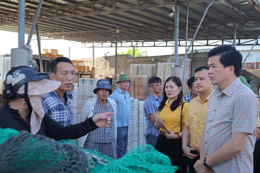 Phó Chủ tịch Thường trực Ủy ban Mặt trận Tổ quốc Việt Nam tỉnh Nghệ An động viên, thăm hỏi người dân.