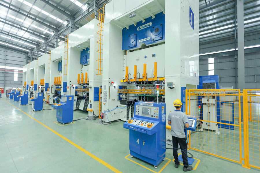 Công nhân SMC vận hành hệ thống máy móc trong sản xuất.