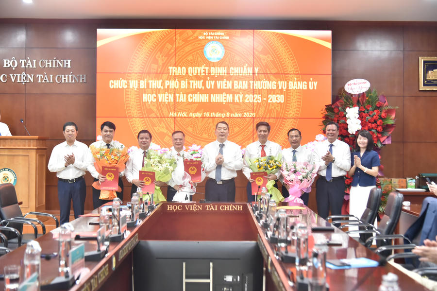 Lãnh đạo Bộ Tài chính trao các quyết định về công tác cán bộ tại Học viện Tài chính.