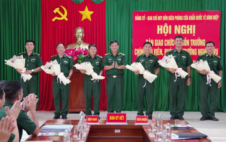 Đại tá Dương Văn Dược tặng hoa chúc mừng các đồng chí hoàn thành công tác bàn giao.
