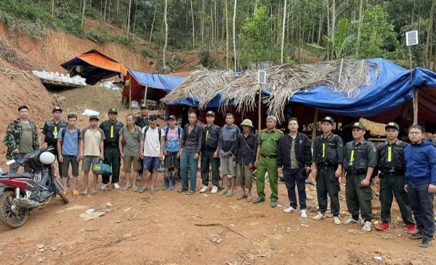 Công an bắt quả tang nhóm đối tượng khai thác vàng trái phép. Ảnh: Công an tỉnh Đắk Lắk.