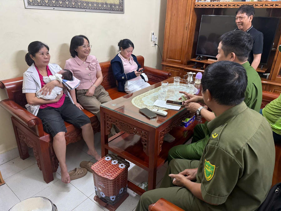 Công an xã, Phòng văn hóa làm việc, bàn giao cháu bé.