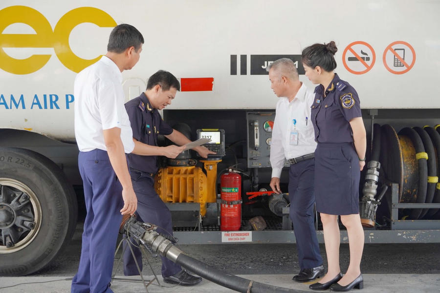 Đề xuất mới về thủ tục hải quan; kiểm tra, giám sát hải quan đối với hoạt động xuất khẩu, nhập khẩu xăng dầu, nguyên liệu pha chể xăng dầu, dầu thô xuất khẩu, nhập khẩu. (Ảnh minh họa: VGP)