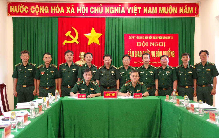 Trung tá Nguyễn Văn Nghĩa bàn giao chức vụ Đồn trưởng Đồn Biên phòng Thạnh Trị cho Trung tá Nguyễn Đình Quang.