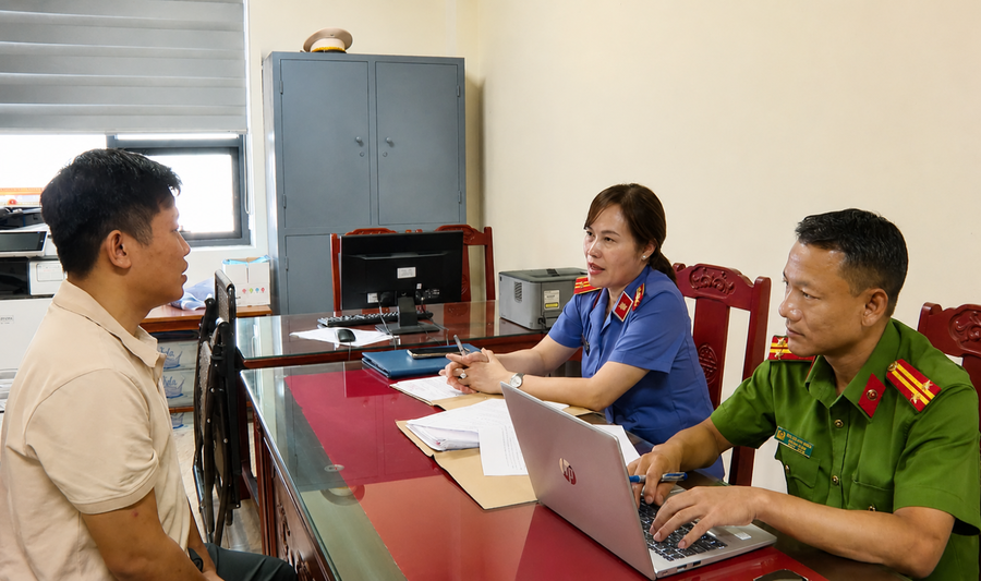 Lấy lời khai đối tượng La Đức Long, nhân viên Công ty Cổ phần Xây dựng và Thí nghiệm công trình Miền Trung - Ảnh Công an Thanh Hóa.