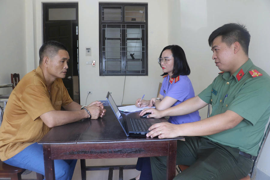 Lấy lời khai đối tượng cầm đầu Nguyễn Đình Kiên - Ảnh Công an Nghệ An.
