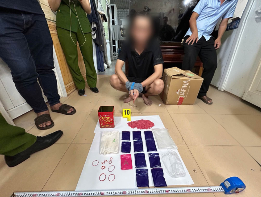 N. cùng số ma túy bị thu giữ. Ảnh: CA phường Đông Hà.