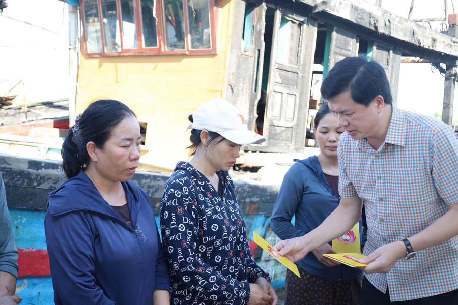 Trao hỗ trợ của từ Quỹ Cứu trợ tỉnh Nghệ An đến các hộ ngư dân bị thiệt hại.