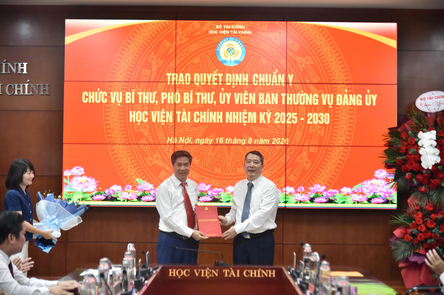 Thứ trưởng Bộ Tài chính Cao Anh Tuấn trao Quyết định bổ nhiệm Giám đốc Học viện Tài chính tới NGƯT.PGS.TS Nguyễn Đào Tùng (Ảnh: HVTC)