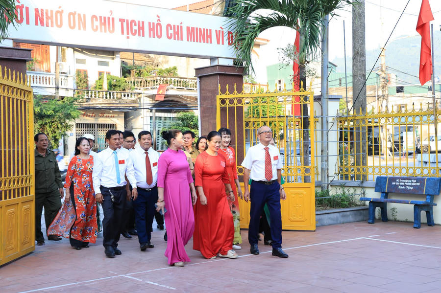 Cử tri và đại biểu tại một điểm bầu cử trưởng thôn, bản, khu phố trên địa bàn phường Cửa Ông, tỉnh Quảng Ninh.