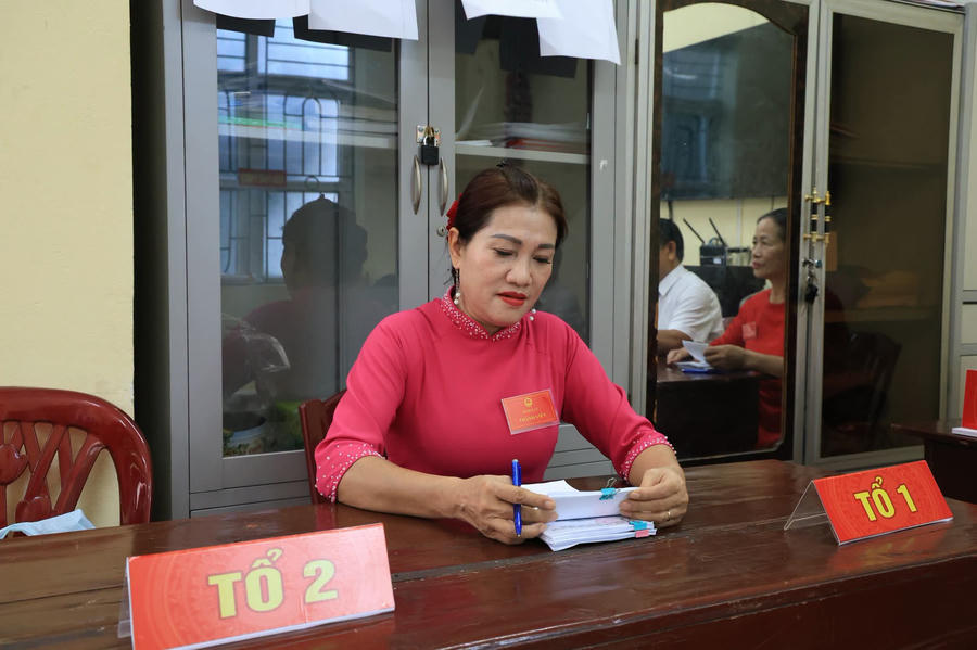 Thành viên tổ bầu cử kiểm tra, rà soát danh sách cử tri trước khi tiến hành bỏ phiếu.