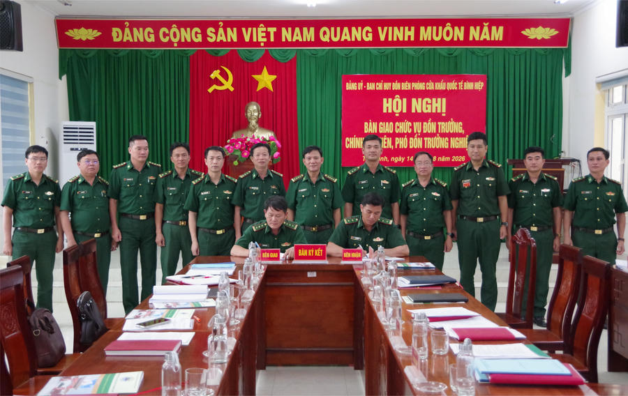 Thượng tá Nguyễn Văn Tiền bàn giao chức vụ Đồn trưởng Đồn Biên phòng Cửa khẩu Quốc tế Bình Hiệp cho Trung tá Trần Văn Bì.