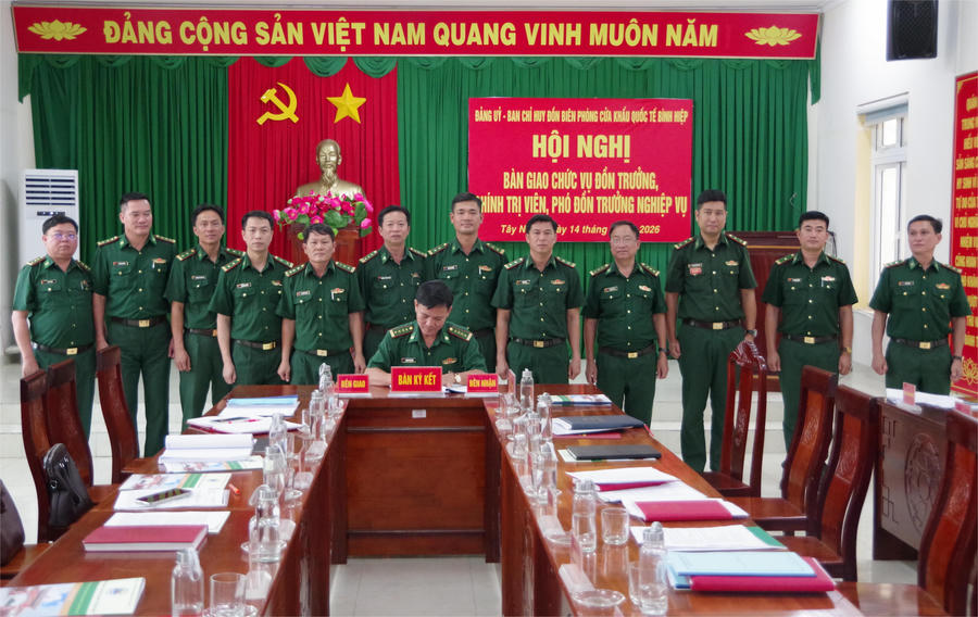 Đại tá Dương Văn Dược ký xác nhận biên bản bàn giao.