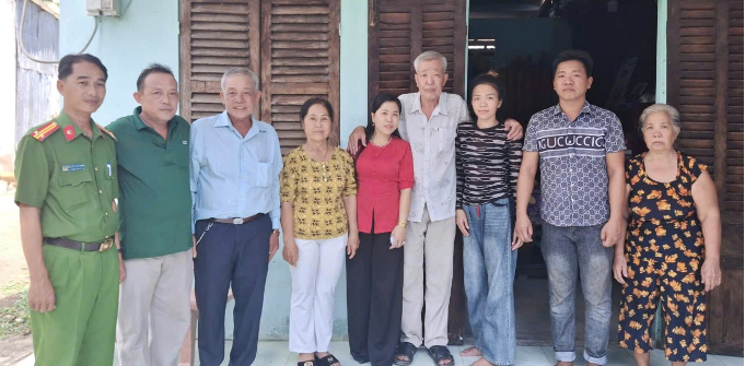 Cán bộ Công an phường Mỹ Quới chụp ảnh lưu niệm cùng gia đình sau khi gặp gỡ. (Ảnh: Công an TP Cần Thơ0