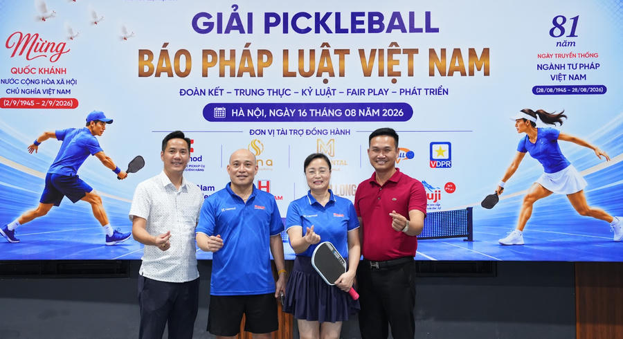TS. Vũ Hồng Thúy , Nhà báo Phạm Quốc Cường chụp ảnh cùng nhà tài trợ đồng hành cùng giải đấu.