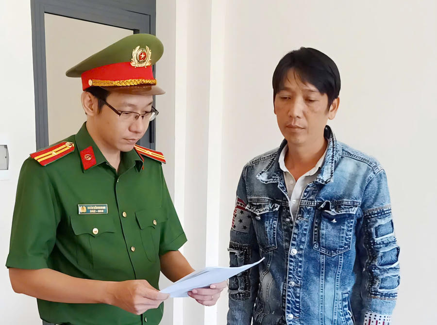 Cơ quan cảnh sát điều tra tống đạt các quyết định tố tụng đối với bị can Công.