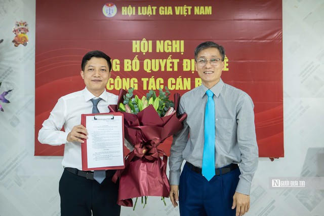 Chủ tịch Hội Luật gia Việt Nam Nguyễn Khánh Ngọc trao quyết định bổ nhiệm Phó Tổng Biên tập cho Nhà báo Hà Công Luân.