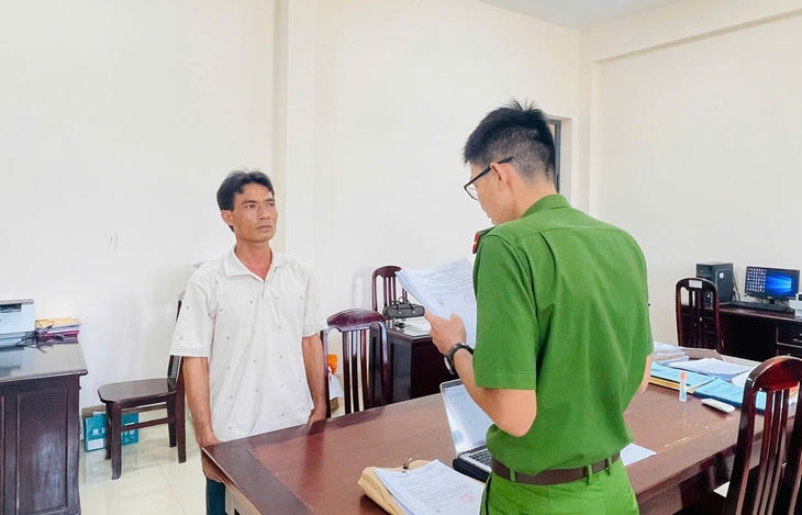 Cơ quan công an tống đạt các quyết định tố tụng đối với bị can Khởi.